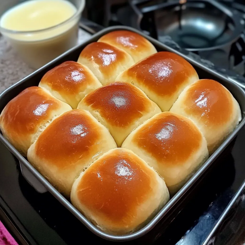Pain au lait maison moelleux et doré, idéal pour le petit-déjeuner ou le goûter.