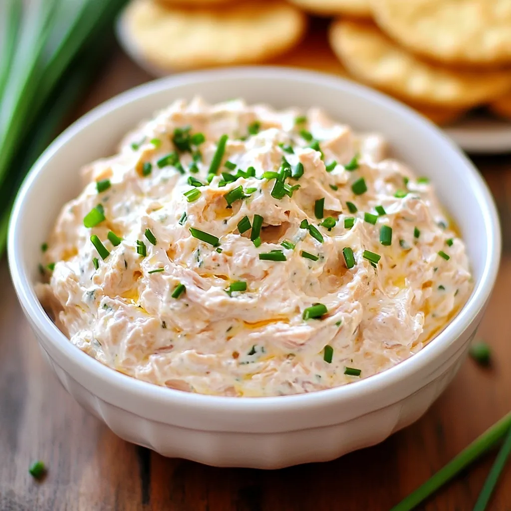Crème fraîche au thon servie en verrine avec herbes fraîches et toasts grillés