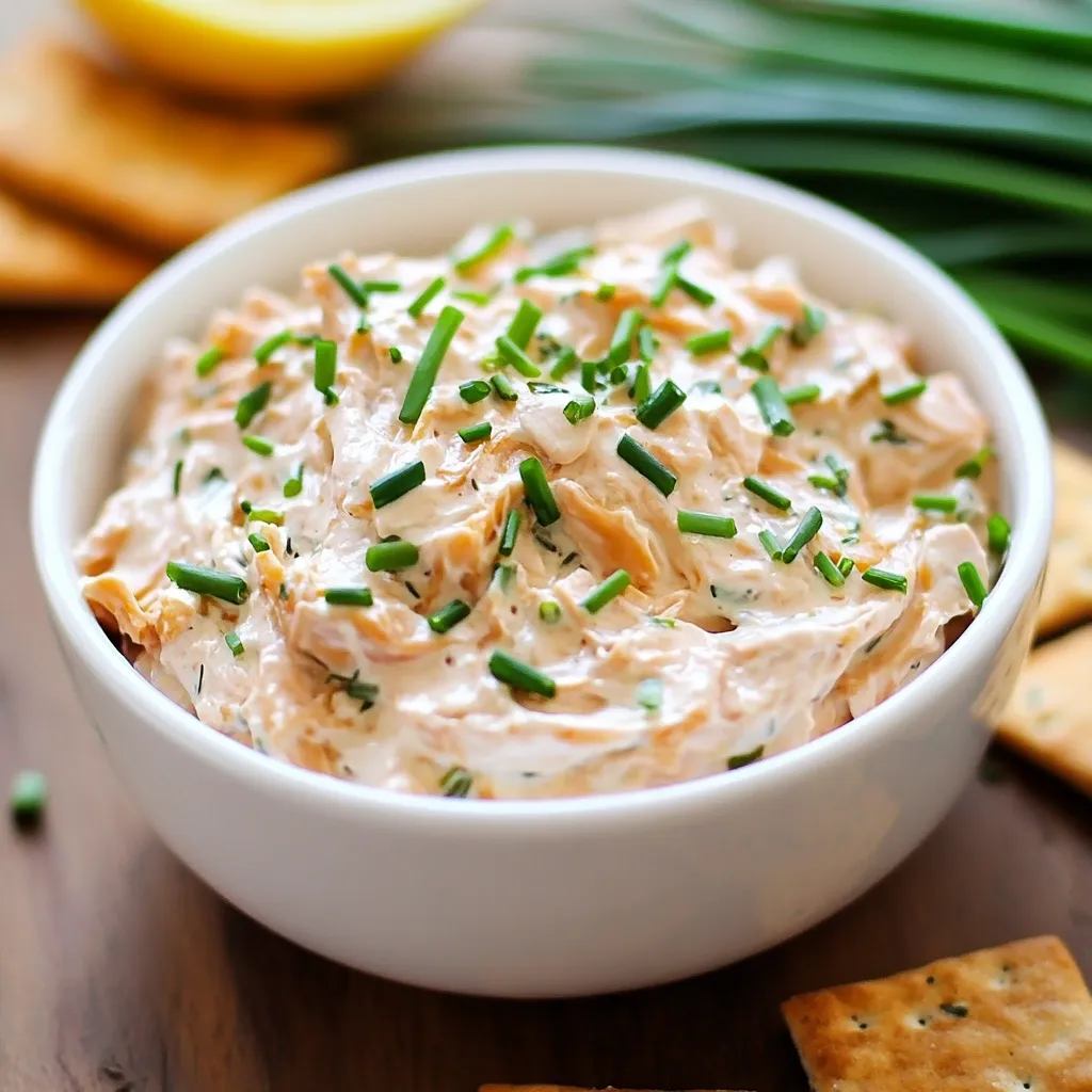 Crème fraîche au thon servie en verrine avec herbes fraîches et toasts grillés