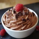 Mousse mascarpone au chocolat servie en verrine, décorée de copeaux de chocolat noir et fruits rouges