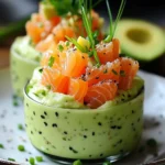 Verrines de mousse à l’avocat et au saumon fumé, servies avec des toasts croustillants.
