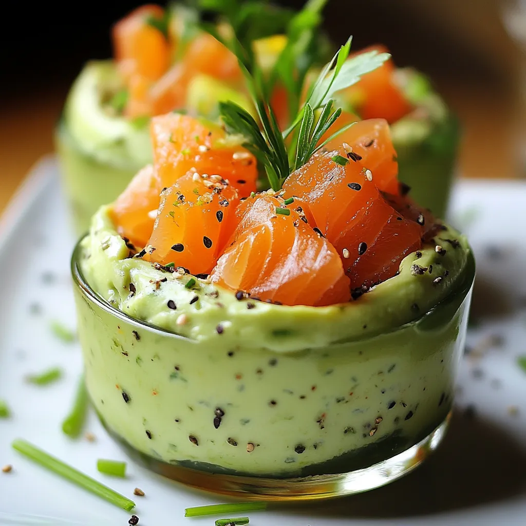 Verrines de mousse à l’avocat et au saumon fumé, servies avec des toasts croustillants.