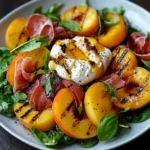 Salade de pêches grillées avec burrata crémeuse et filet de poulet doré