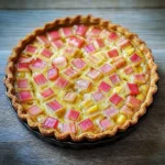 Tarte à la rhubarbe maison avec pâte dorée et crème fondante