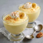 Verrine de crème à la banane onctueuse décorée de rondelles fraîches et éclats de noix