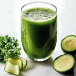 Verre de jus vert détox maison avec concombre, pommes et céleri