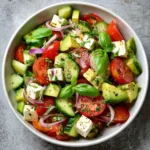 salade estivale avec avocat, feta, roquette et tomates cœur de bœuf