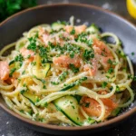 Assiette de spaghetti au saumon fumé et courgettes avec sauce crémeuse citronnée