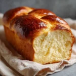 Brioche extra moelleuse dorée sortie du four sur une grille