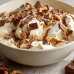Glace Kinder Bueno maison crémeuse décorée de morceaux de Kinder