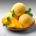 Glace à la mangue maison crémeuse servie dans un bol blanc avec des morceaux de mangue fraîche en décoration