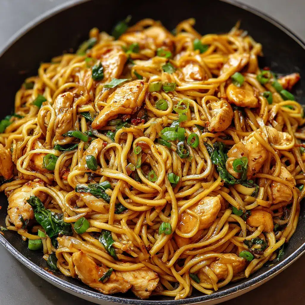 Assiette de Lo Mein au Poulet et à l’Ail garnie de légumes colorés et de nouilles brillantes