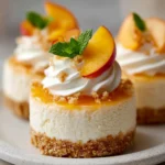 Mini Cheesecakes à la Pêche Sans Cuisson présentés en verrines avec tranches de pêche
