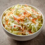 Bol de salade façon KFC maison avec chou râpé, carottes et sauce crémeuse