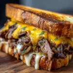 sandwich au bœuf grillé avec fromage fondu servi chaud