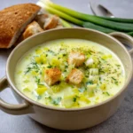 Bol de soupe de poireaux au Boursin crémeuse et servie chaude