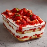 Tiramisu aux fraises en verrine avec crème rose et fraises fraîches en décoration