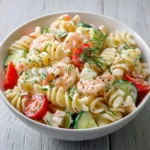 Salade de pâtes océane servie froide avec surimi, crevettes, tomate et concombre