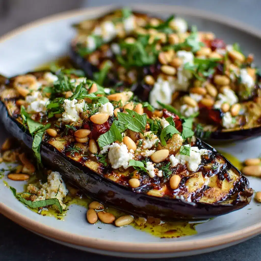 aubergines rôties garnies de feta émiettée et de pignons grillés sur assiette