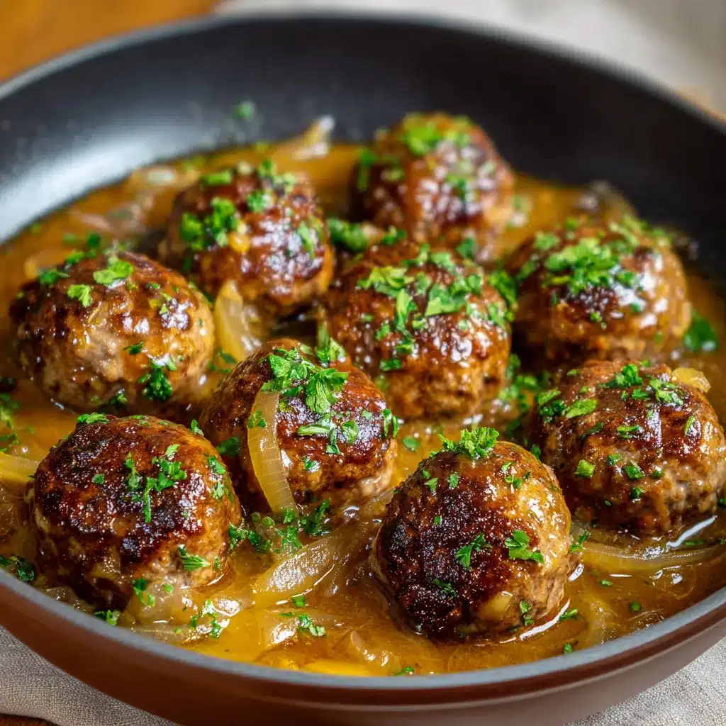 Boulettes de viande maison nappées de sauce à l’oignon dorée