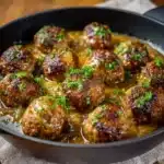 Boulettes de viande maison nappées de sauce à l’oignon dorée