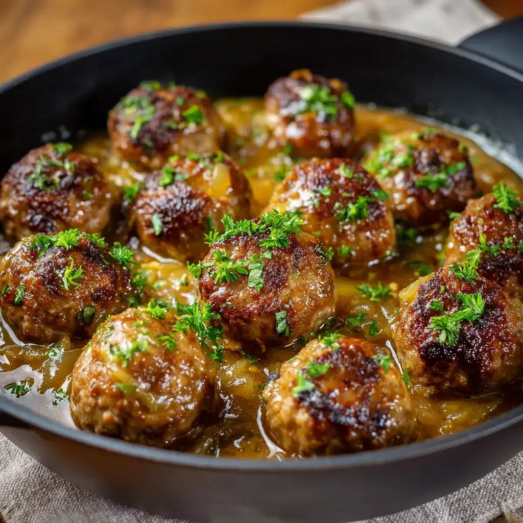 Boulettes de viande maison nappées de sauce à l’oignon dorée