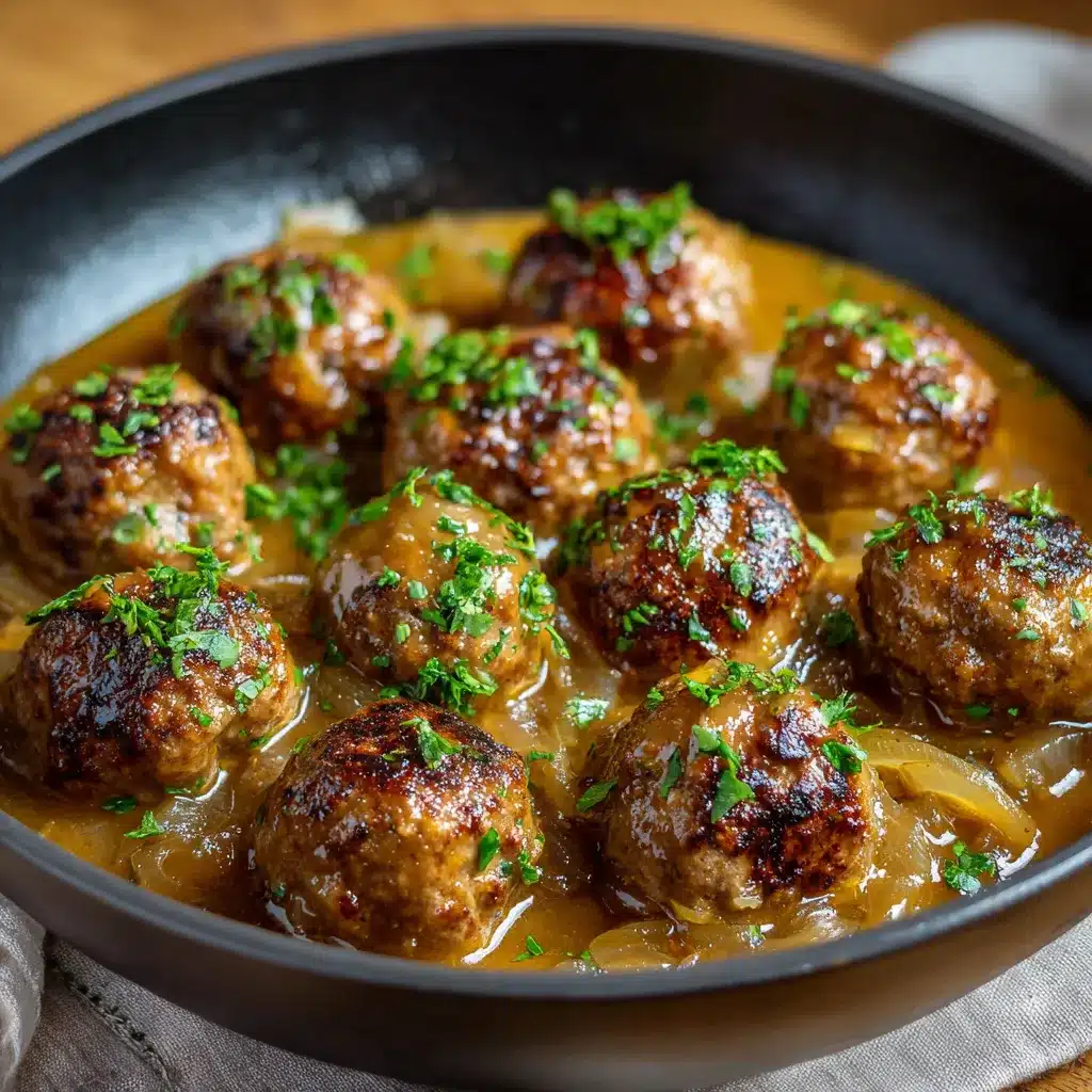 Boulettes de viande maison nappées de sauce à l’oignon dorée
