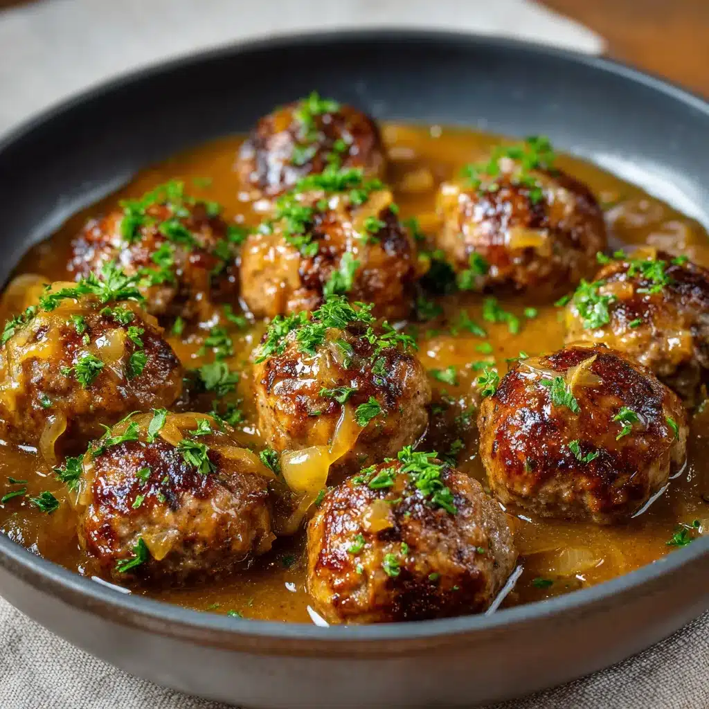 Boulettes de viande maison nappées de sauce à l’oignon dorée