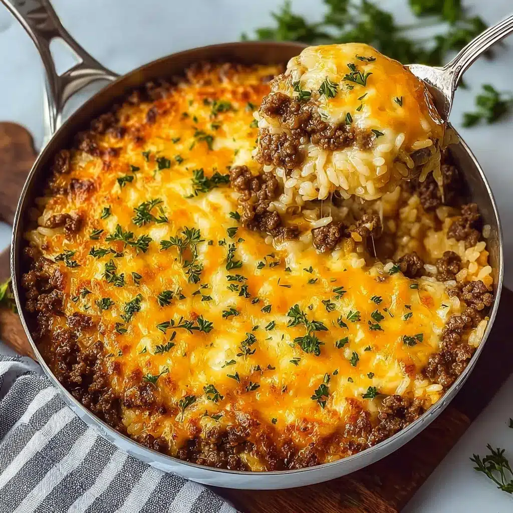 Plat gratiné de casserole de bœuf haché et riz au fromage doré au four