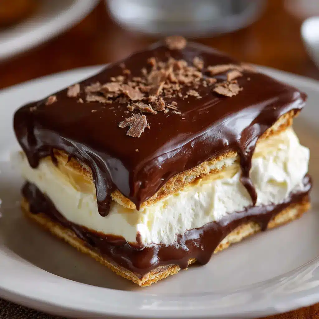 Vue en coupe du dessert éclair au chocolat sans cuisson avec glaçage brillant et couches de biscuits