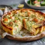 Flan de courgettes au saumon fumé et parmesan, servi en tranches avec salade verte