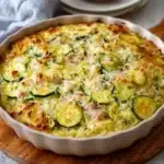 Gratin de courgettes, poulet et riz doré et croustillant dans un plat familial