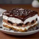 Lasagnes au chocolat sans cuisson servies en parts avec couches de crème mascarpone, pudding chocolat et pépites