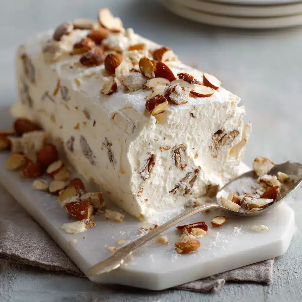 Nougat glacé maison aux amandes caramélisées, servi en tranches sur une assiette