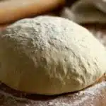 Pâte à pizza maison prête à cuire sur plan fariné