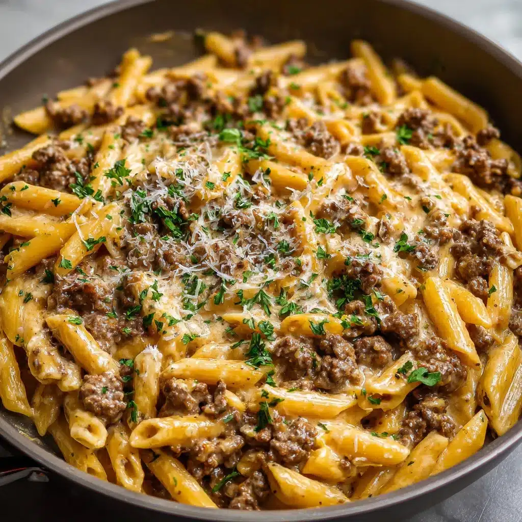 Assiette de pâtes au bœuf crémeuses avec persil frais et parmesan