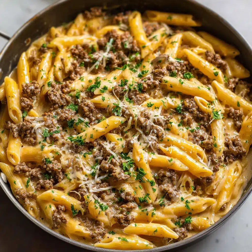 Assiette de pâtes au bœuf crémeuses avec persil frais et parmesan