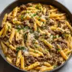 Assiette de pâtes au bœuf crémeuses avec persil frais et parmesan