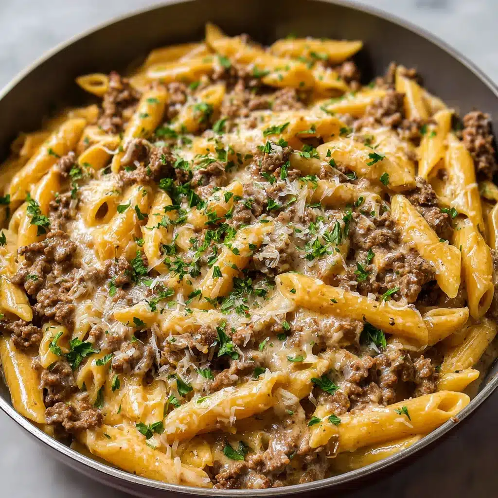 Assiette de pâtes au bœuf crémeuses avec persil frais et parmesan