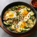 Poêlée de courgettes épicées aux œufs dans une poêle, prête à servir