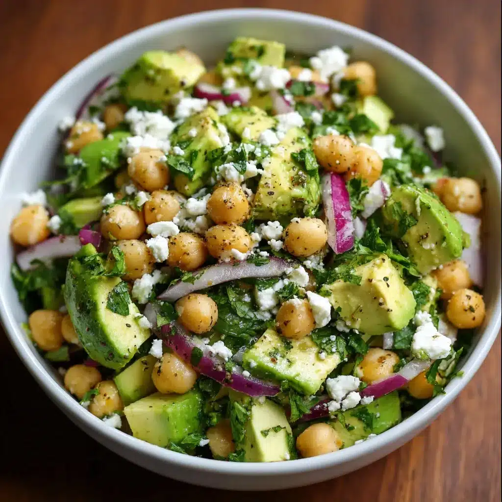 Salade de pois chiches avec feta, avocat, herbes fraîches et oignons rouges dans un saladier