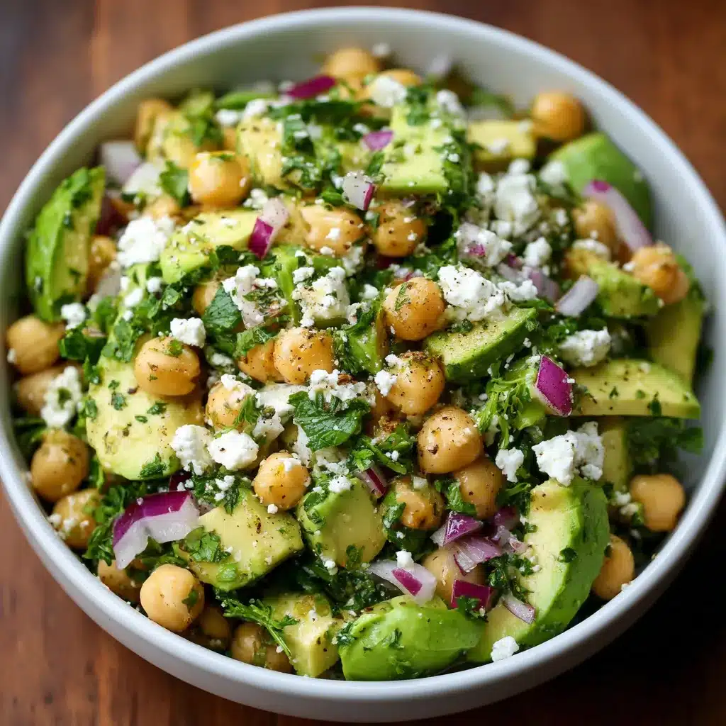 Salade de pois chiches avec feta, avocat, herbes fraîches et oignons rouges dans un saladier