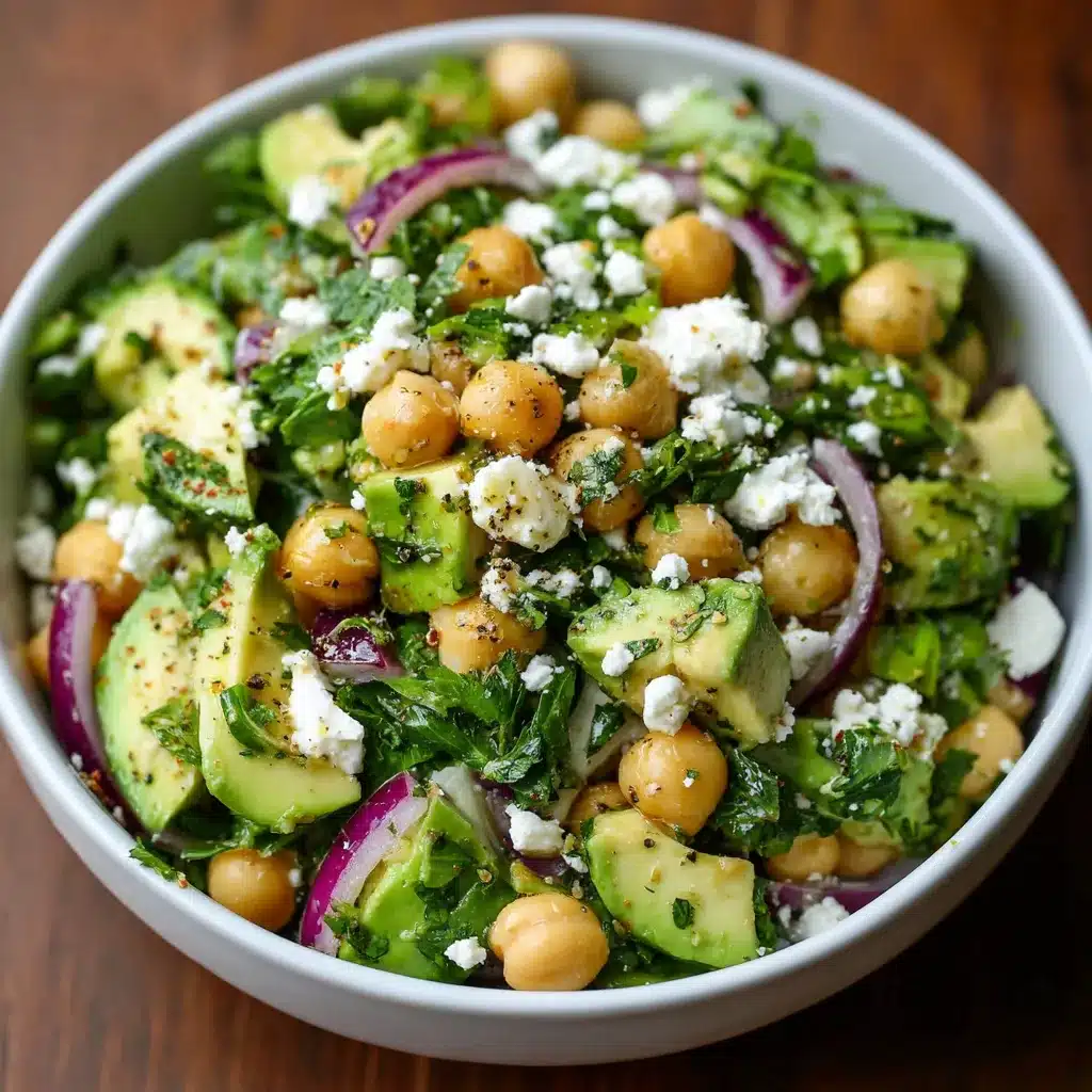 Salade de pois chiches avec feta, avocat, herbes fraîches et oignons rouges dans un saladier