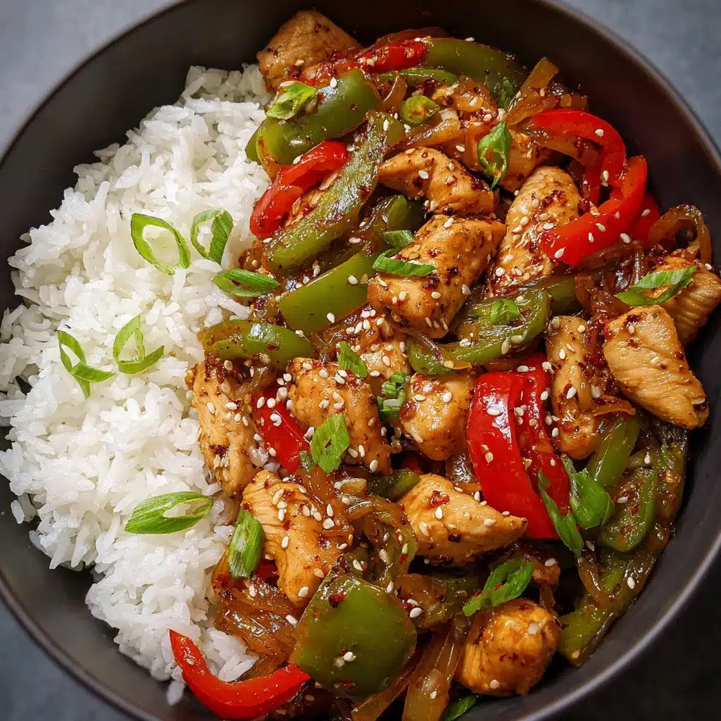 Assiette de sauté de poulet à l’ail grillé avec poivrons colorés et riz jasmin vapeur.