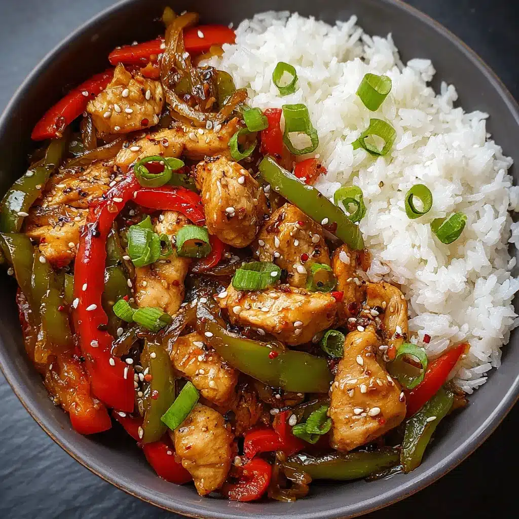 Assiette de sauté de poulet à l’ail grillé avec poivrons colorés et riz jasmin vapeur.