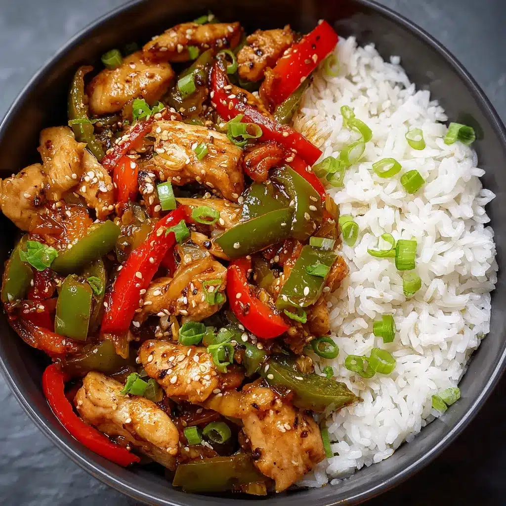 Assiette de sauté de poulet à l’ail grillé avec poivrons colorés et riz jasmin vapeur.
