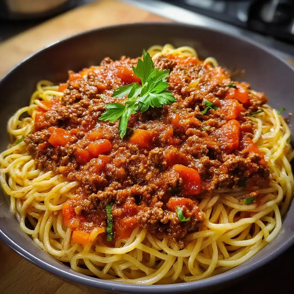 Spaghetti bolognaise maison servis dans une assiette avec sauce riche et viande fondante