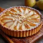 Tarte amandine aux poires maison dorée avec crème d’amande et poires au sirop