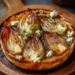 Tarte Tatin aux endives caramélisées et Roquefort dorée, servie chaude avec salade verte
