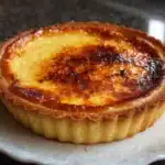 Tarte au flan de ma grand-mère sortie du four avec une texture crémeuse